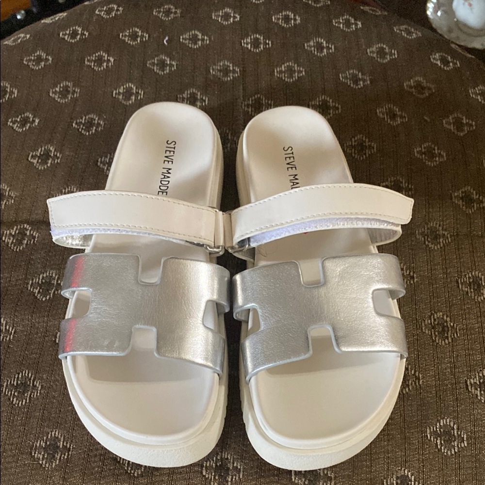 Steve Madden MAYVEN Silver and White Slide Sandals Girl Sz 2. EUC